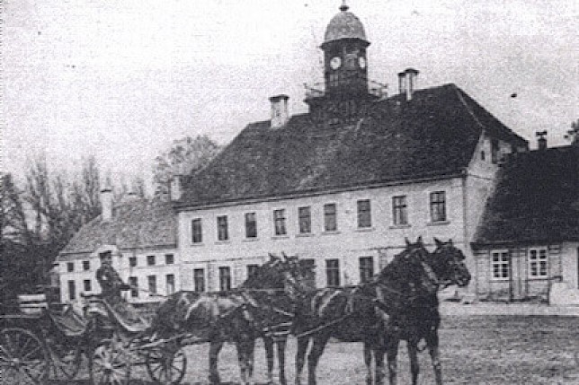 Vierergespann vor dem Landesstallmeisterhaus