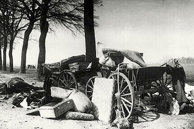 Reste eines Flüchtlingstrecks nach einem Beschuss durch sowjetische Panzer. Foto undatiert, akg-images.